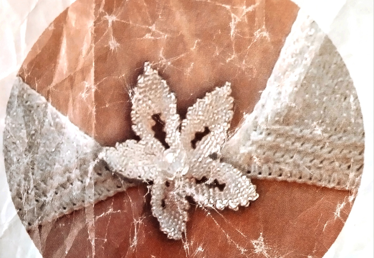 Брошь из бисера может быть любая