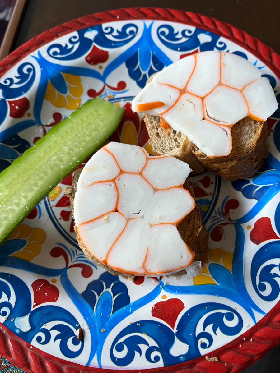 Это я уже почти съела свои бутерброды с крабами и огурцом, а потом вспомнила,что фото не сделала 😃