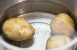 Что даёт уксус при варке картофеля — зачем и сколько его добавлять?