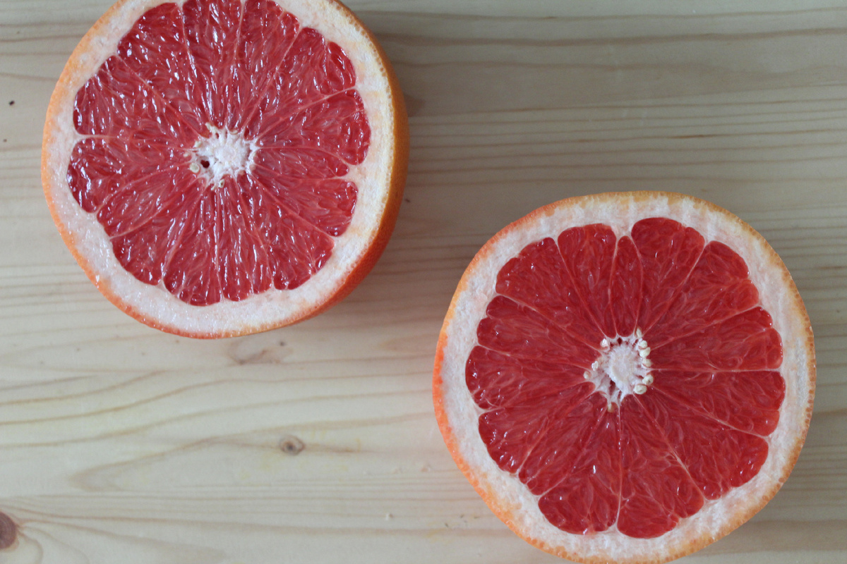 Разрезаем наш грейпфрут на 2 части
