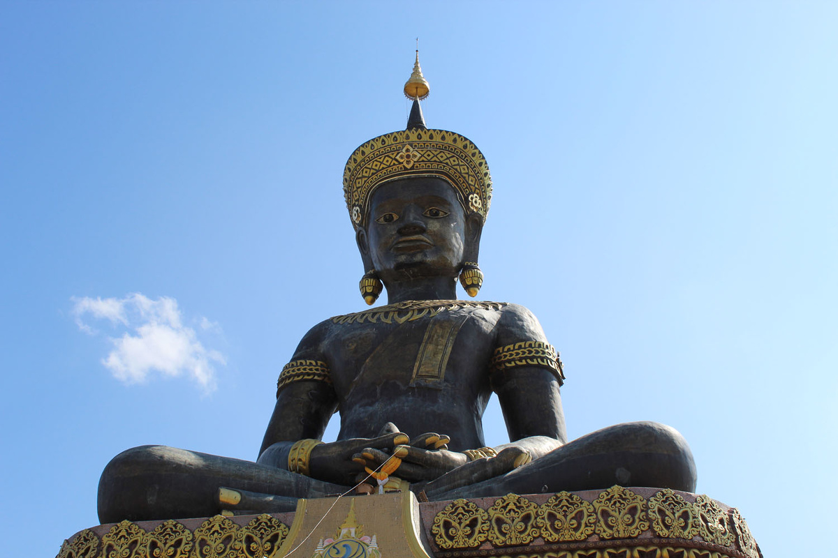 Вот так и сидит