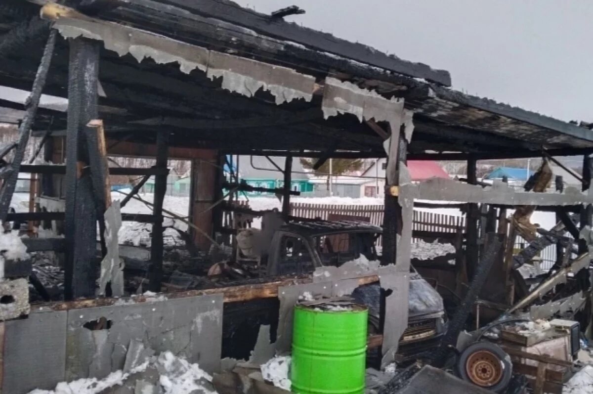    В Самарской области сгорел гараж с грузовой «ГАЗелью»