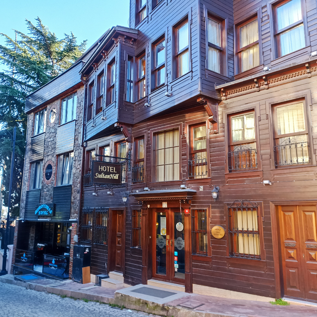 одна из многочисленных гостиниц