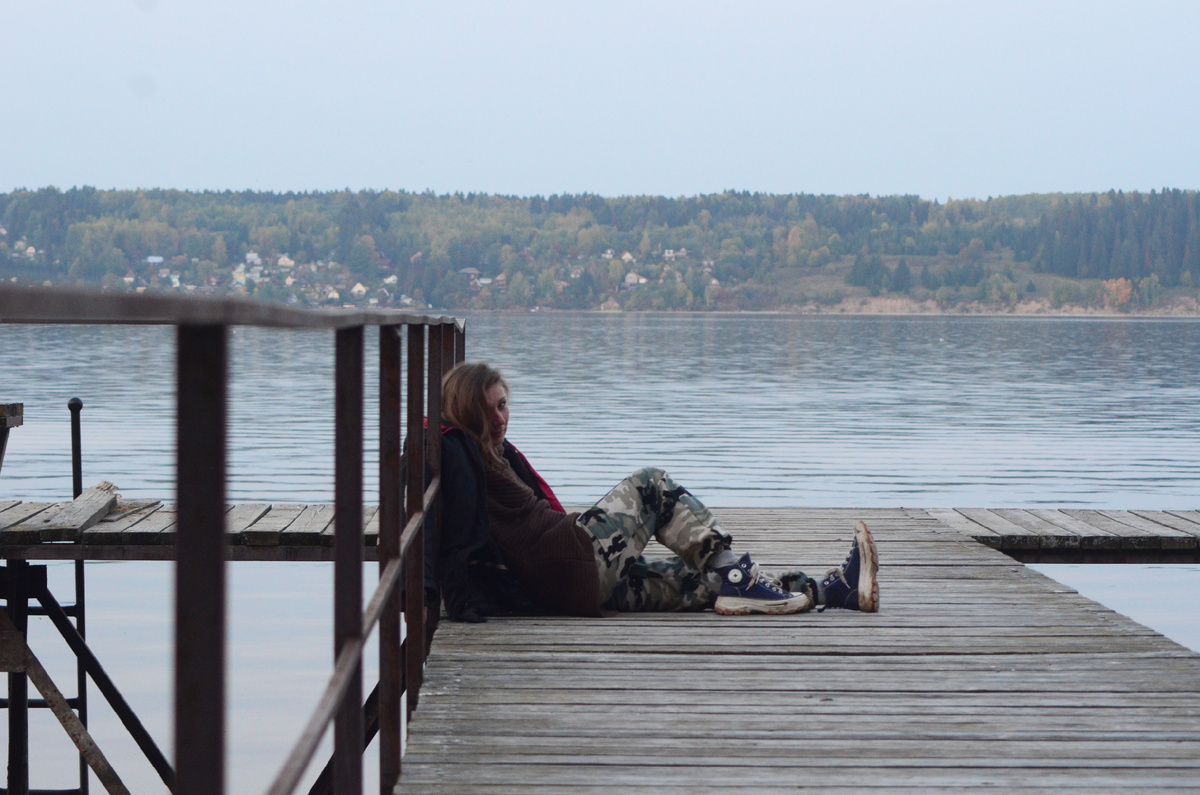 Где-то в этот период мы начали пристально всматриваться друг другу в глаза. Однажды он подошёл вплотную, навис надо мной и спросил:"Глаза-то зелёные, что ли?". Я утвердительно кивнула. Он грустно улыбнулся и пробормотал: "Ведьмочка!".