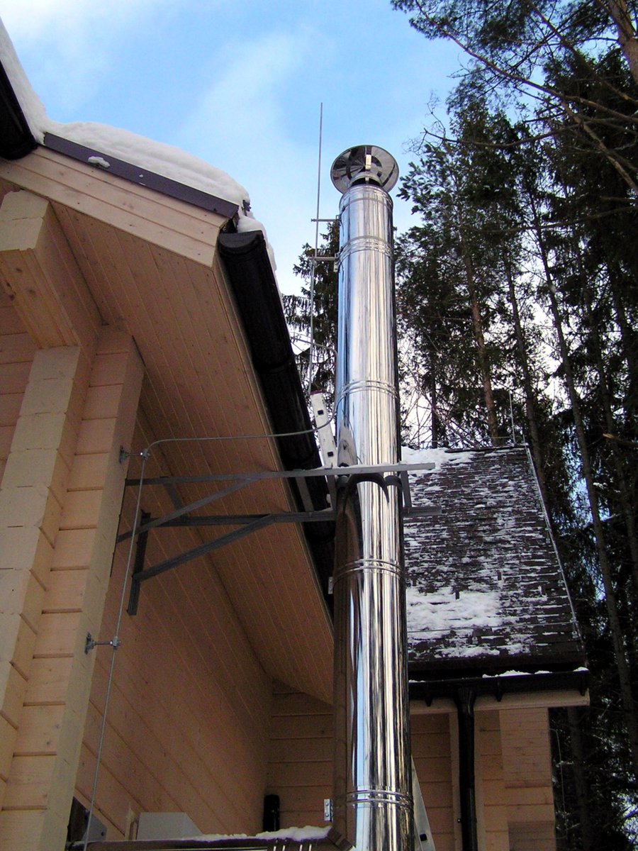 Рис.1 Крепление токоотвода держателем ДПК-100ГЦ к стене дома из бруса