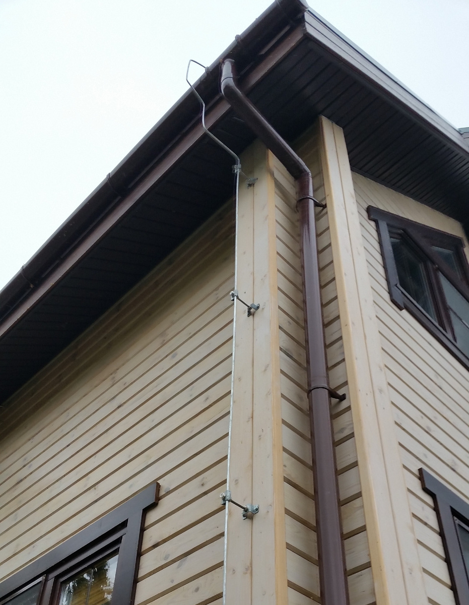 Рис.2 Крепление круглого оцинкованного токоотвода молниезащиты диаметром 8 мм держателем ДПК-100ГЦ к стене дома из бруса