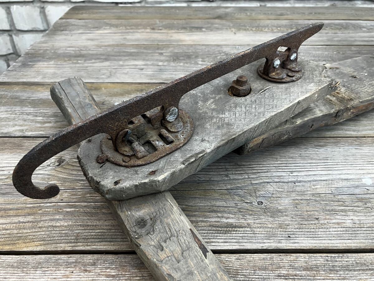 Рулевой узел снегоката-рулетки с коньком-«снегуркой»