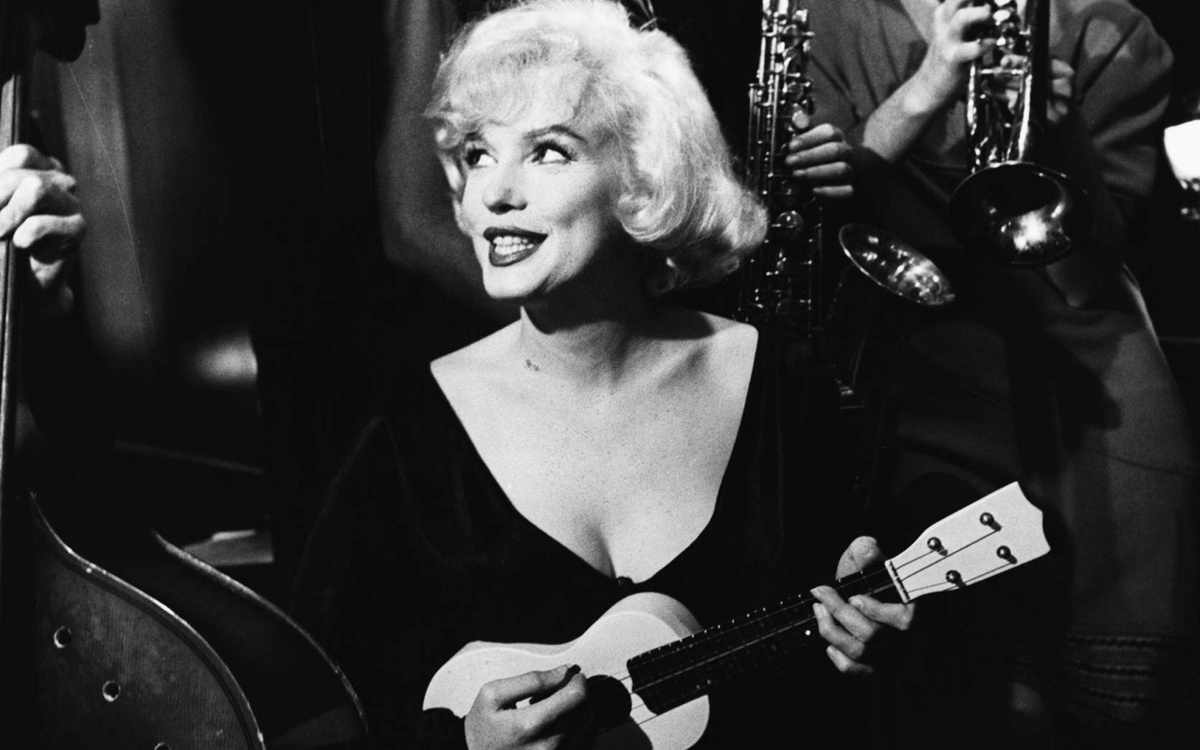 "В джазе только девушки"