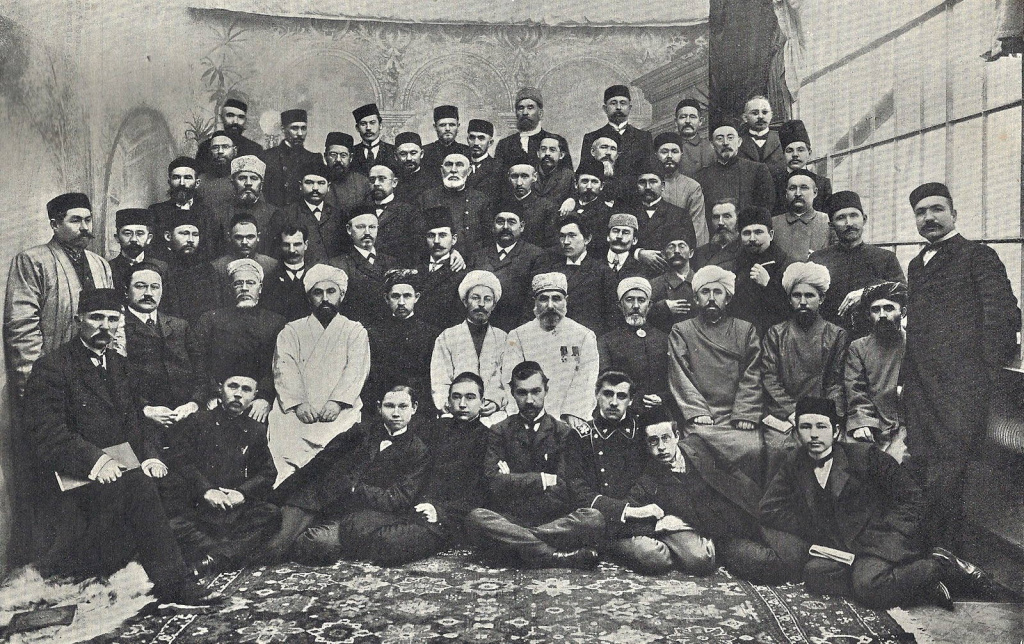 Второй Всероссийский съезд мусульман в Петербурге 1906 год. В третьем ряду слева девятый-Валидхан Таначев.