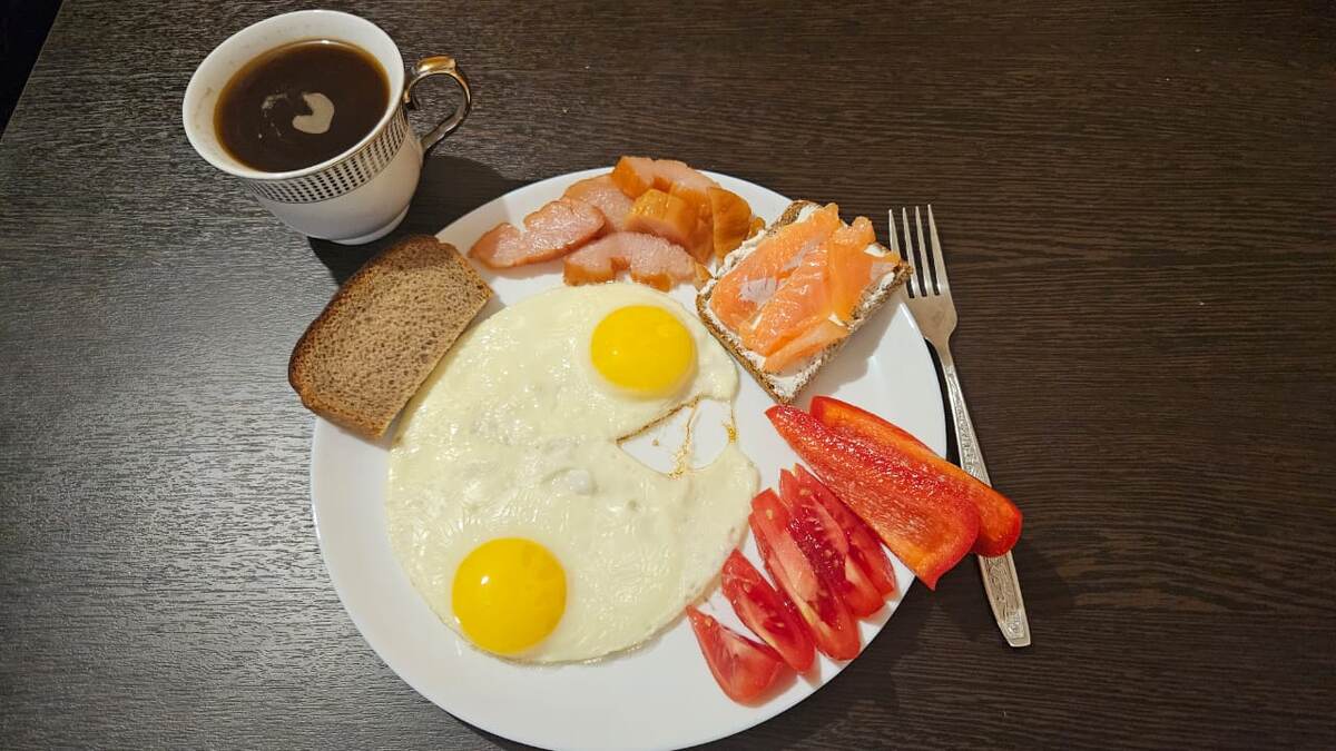 Завтрак. Яичница, карпаччо, хлеб, бутер с сыром и форелью, овощи. 360 ккал.