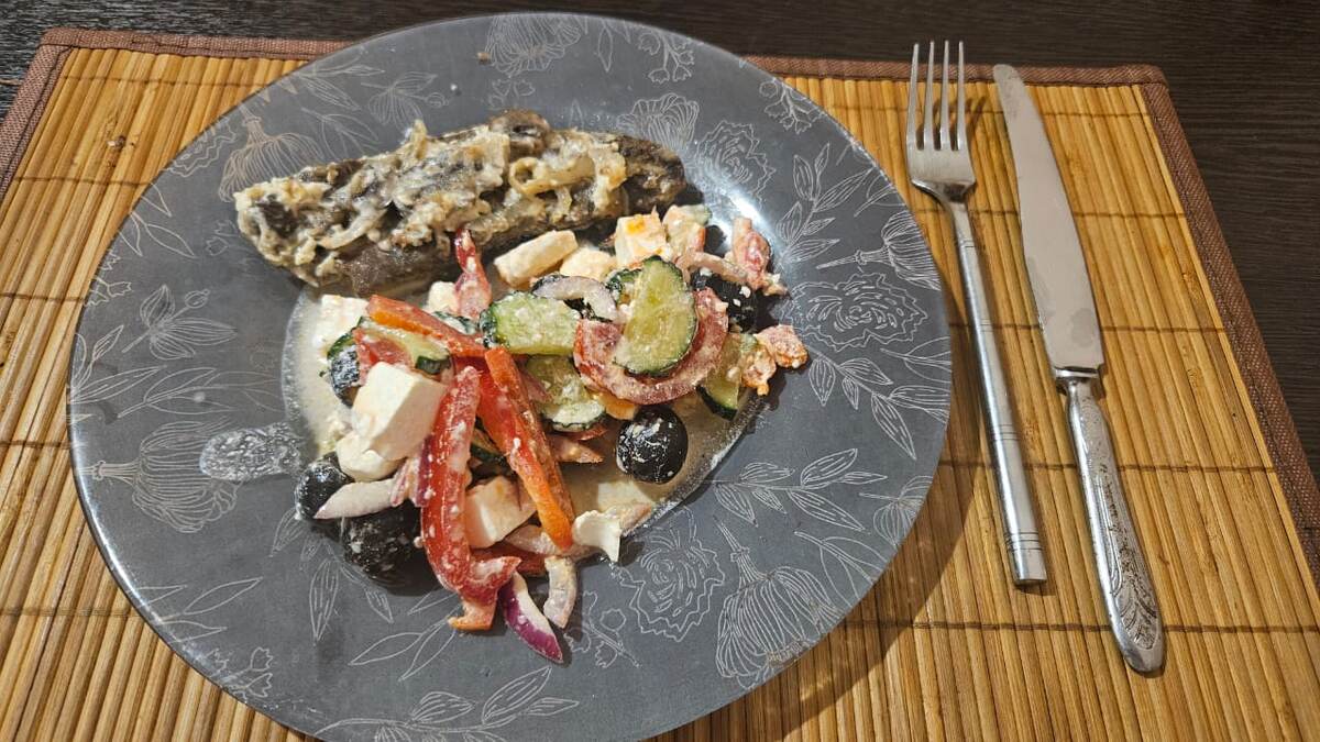 Обед. Говядина по-французски, грек салат. 302 ккал.