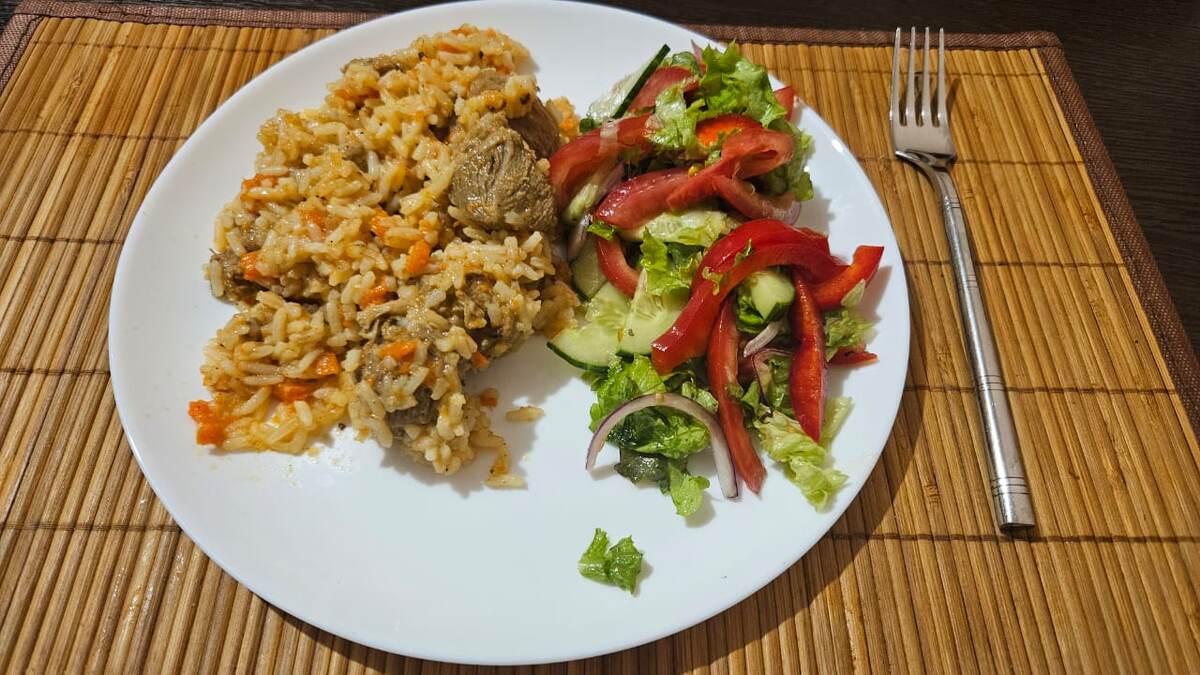 Ужин. Плов из индейки, овощной салат с маслом. 524 ккал.
