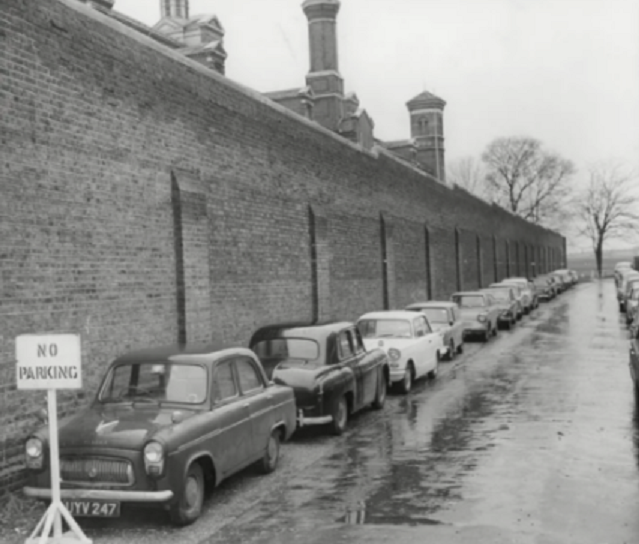 Стена лондонской тюрьмы Вормуд-Скрабс. 