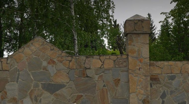 Коттедж Антиповых обнесен высокой стеной. Но для приставов преградой она не стала. Фото: Скрин: Яндекс-фото