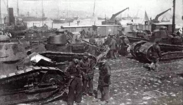 Французские танки Renault FT-17 высаживаются на причал Сиркеджи - Март 1920  