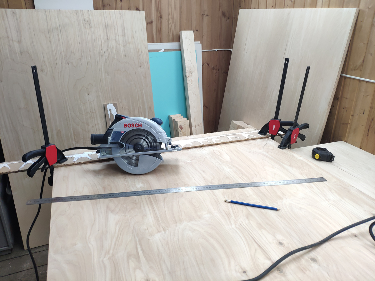 Раскраиваю фанеру для верстака