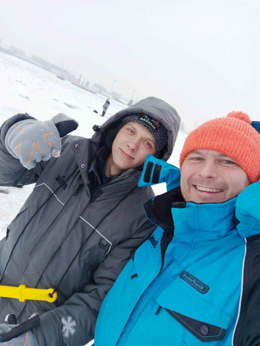 Вот Мишка молодец, не снимает спасалки даже на уверенном льду. Мои в кармане лежат.