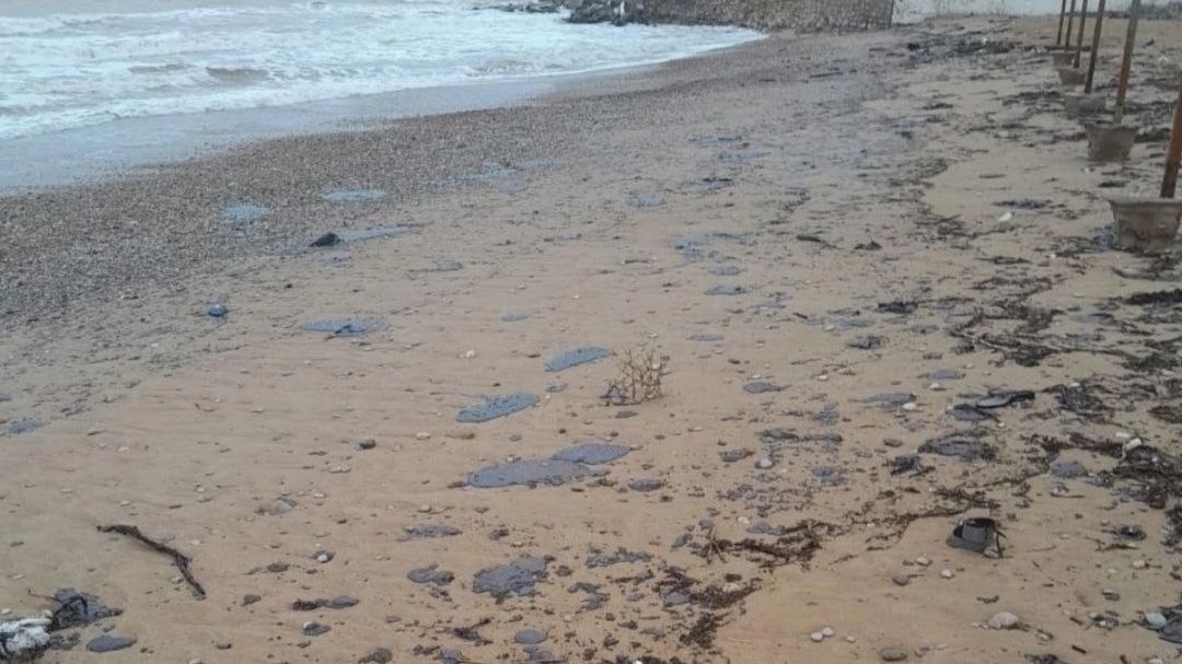 Мазут на пляжах Крым