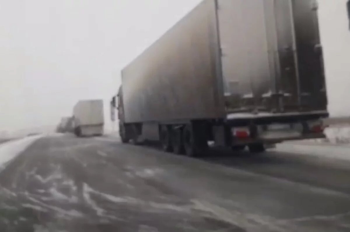    Участок трассы М5- «Урал» в Оренбуржье вновь перекрыт из-за метели