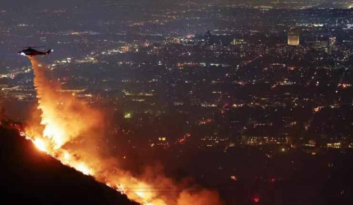     Тушение пожаров в Лос-Анджелесе. Источник: ria.ru Автор фото: Mario Tama