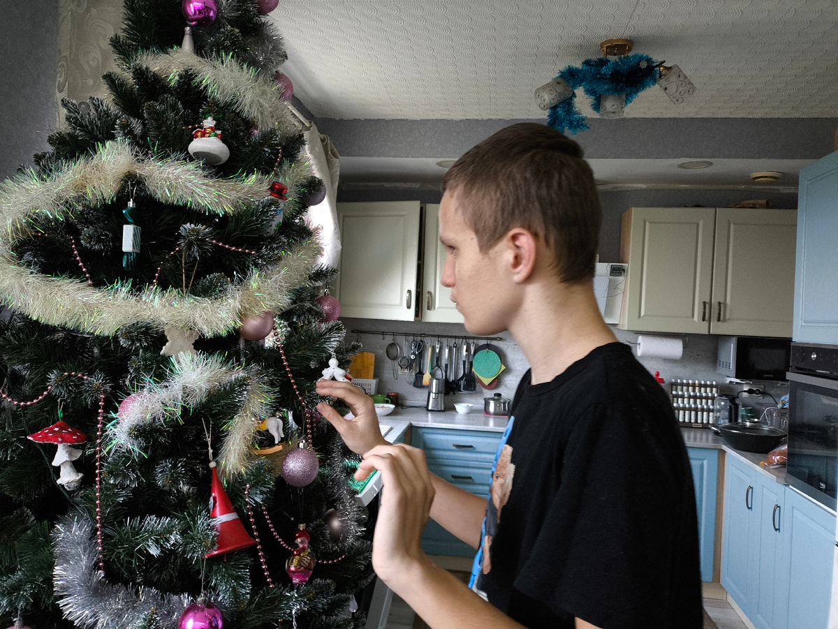 Гошка у нашей ёлки дома