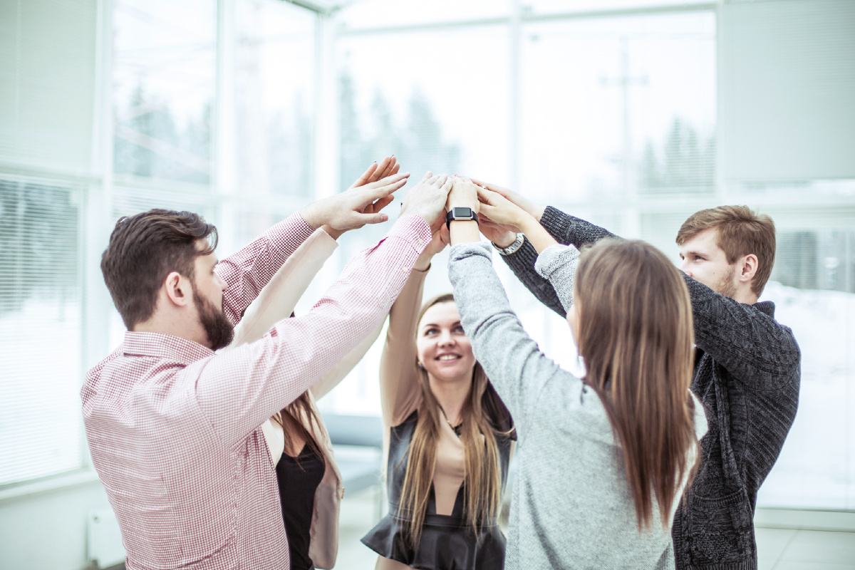 Источник фото https://ru.freepik.com/premium-photo/concept-teamworkfriendly-business-team-standing-circle-raising-their-hands_27007688.htm