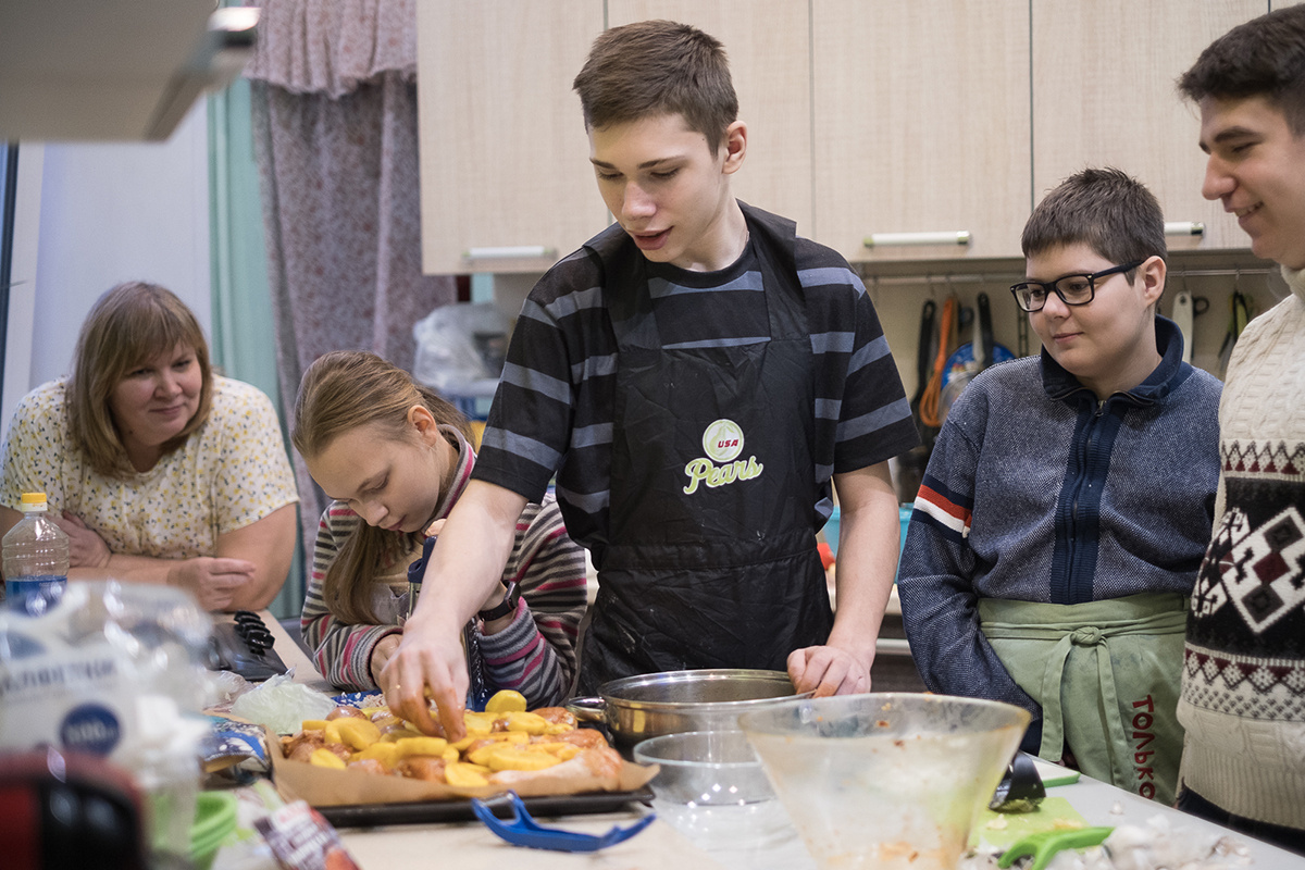 Людмила Уманец ведет занятие по кулинарии
Фото: Наташа Лозинская для ТД