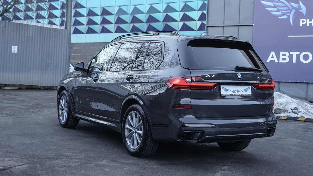  Наши мастера с ювелирной точностью выполнили комплекс работ: передняя часть автомобиля была защищена антигравийной пленкой, кузов тщательно отполирован до зеркального блеска, а завершающим штрихом стало нанесение керамического покрытия, придающего машине непревзойденный лоск и долговечность. 