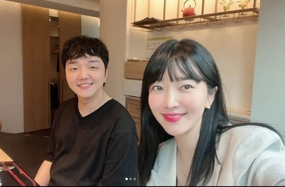    Актриса Пэ Сыль Ги (справа) и ее муж Шим Ли Соп