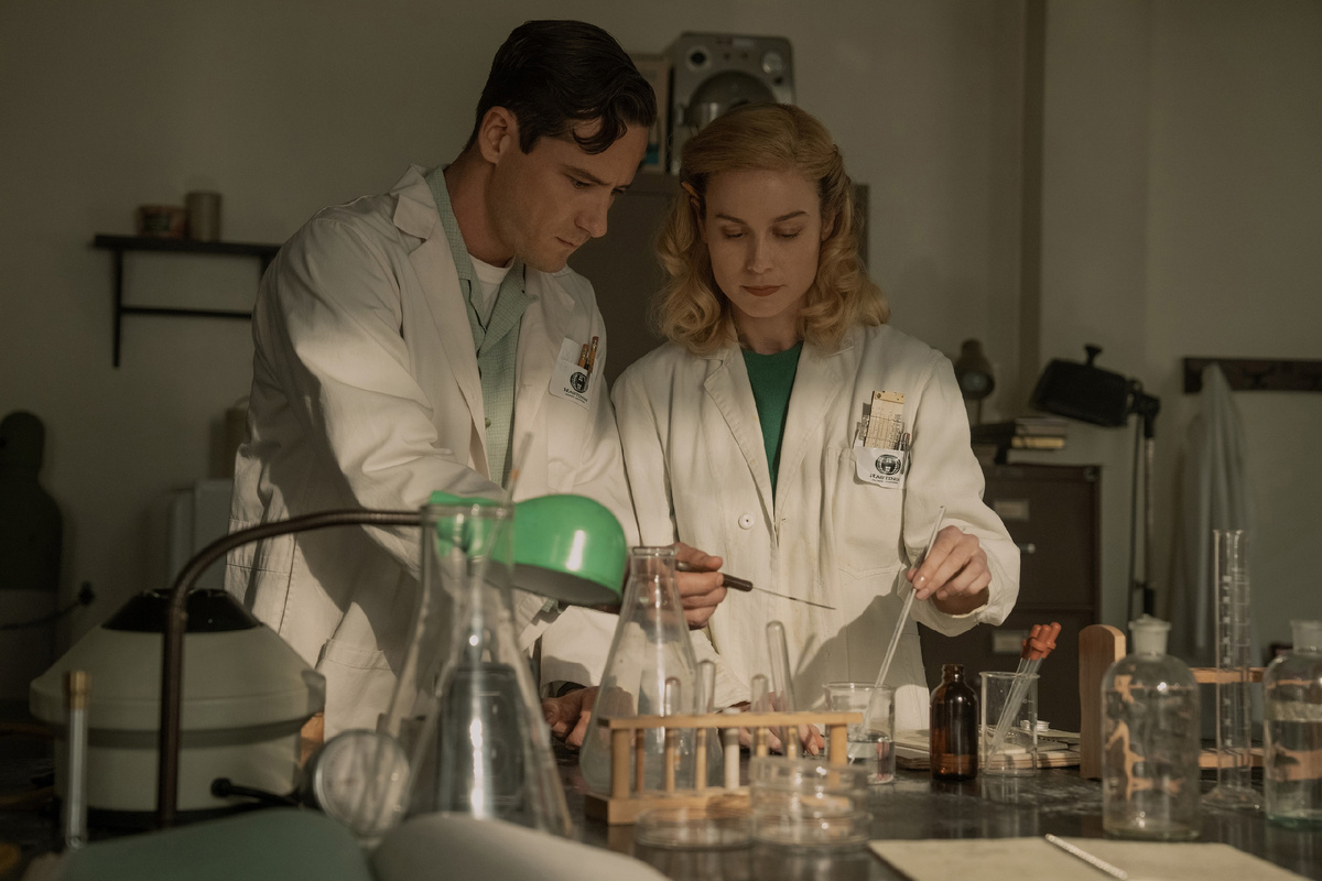 Льюис Пуллман и Бри Ларсон. «Уроки химии» / Lessons in Chemistry, 2023. Фото: IMDb