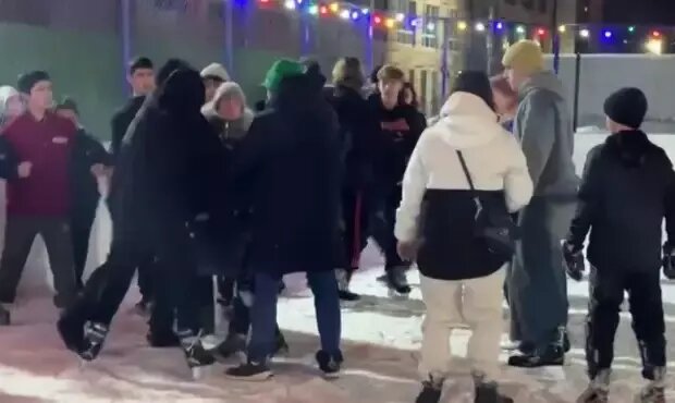 Что делали подростки без коньков на катке?. Фото: Ютуб