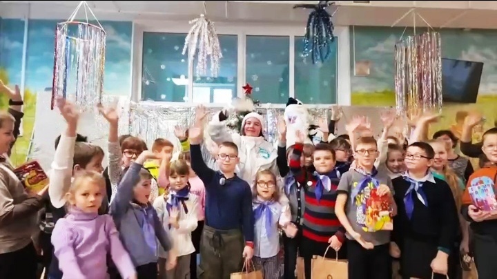    Детям из города Рубежное доставили подарки от губернатора Югры