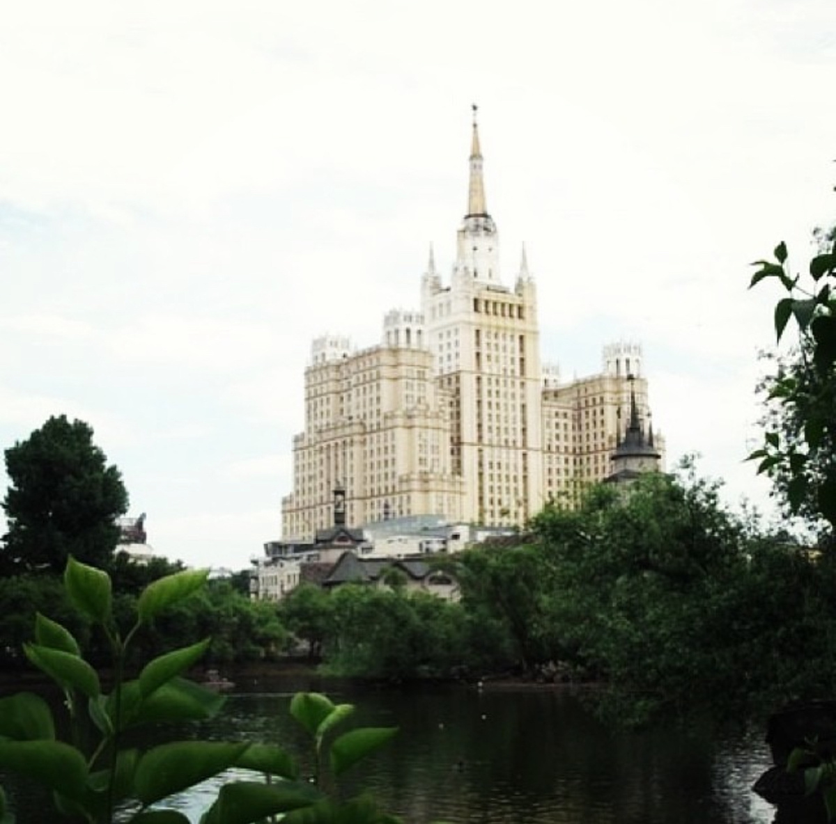 Вид на высотку с территории Московского зоопарка