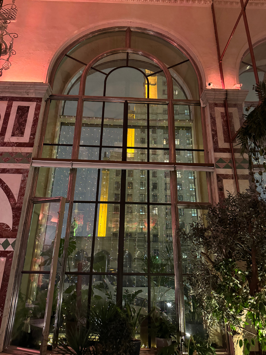 Вид на высотку из ресторана «Balzi Rossi» 