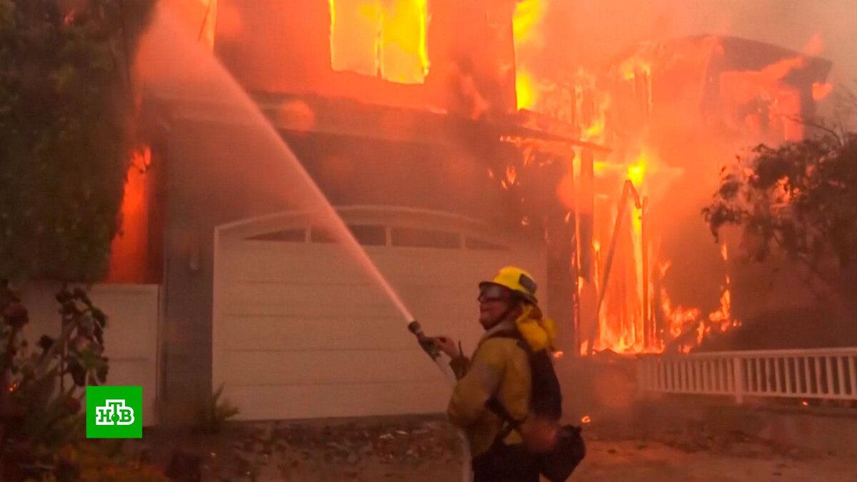    Тысячи жителей пригородов    Лос-Анджелеса    бегут от пожара, бросая дома и машины