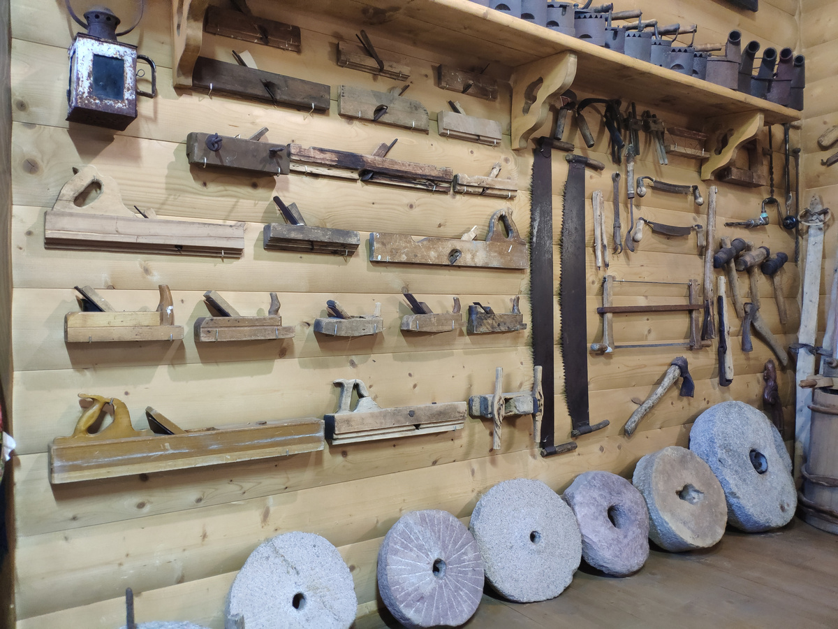 Уголок старинного столярного инструмента
