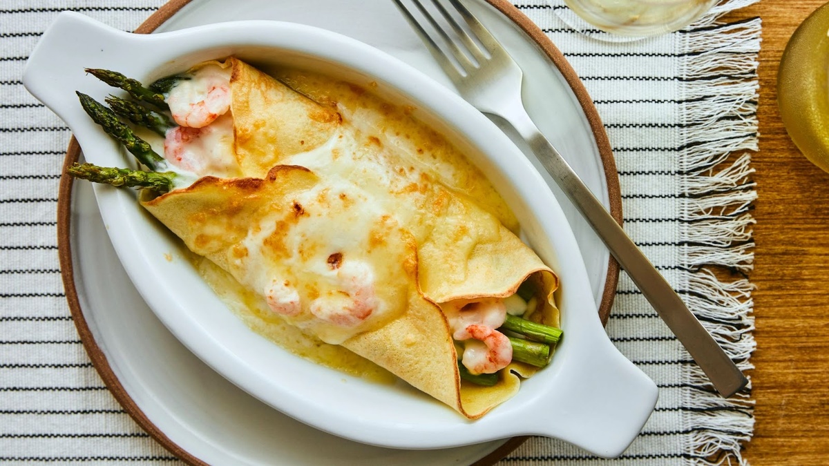 Фаршированные креветками и спаржей крепы под соусом “Бешамель” с расплавленным чеддером