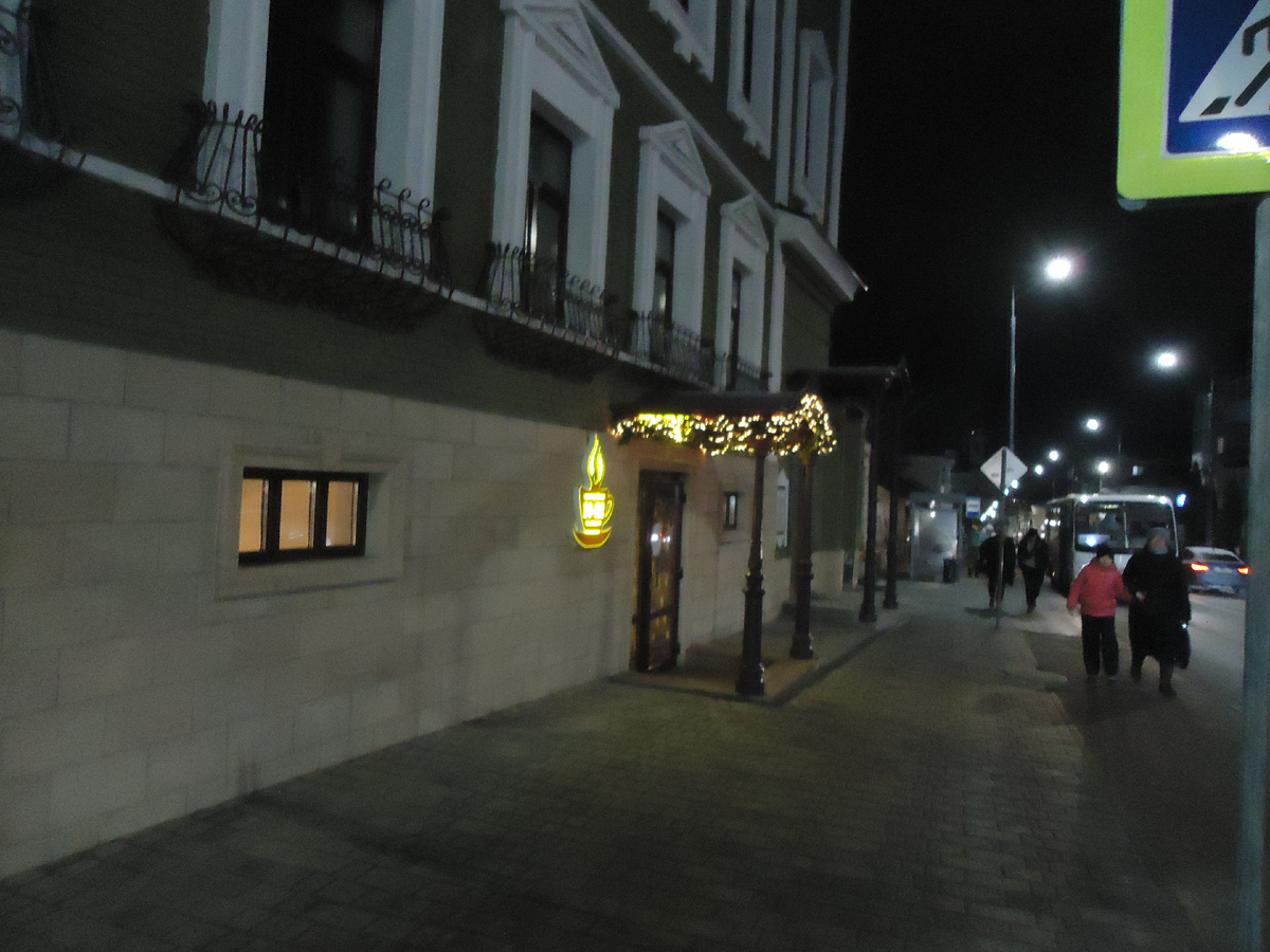 Кафе "Лира" расположено напротив остановки. Из архива автора.