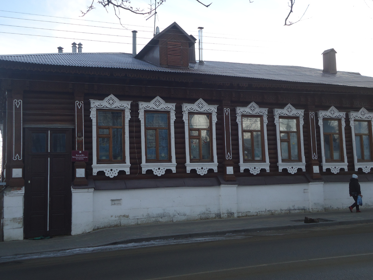 Деревянный дом с резными наличниками. Из архива автора.