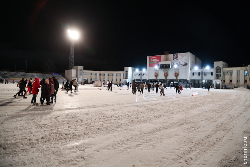    Каток закрыли из-за погоды. Об этом cherinfo сообщил начальник стадиона Николай Гуркин.