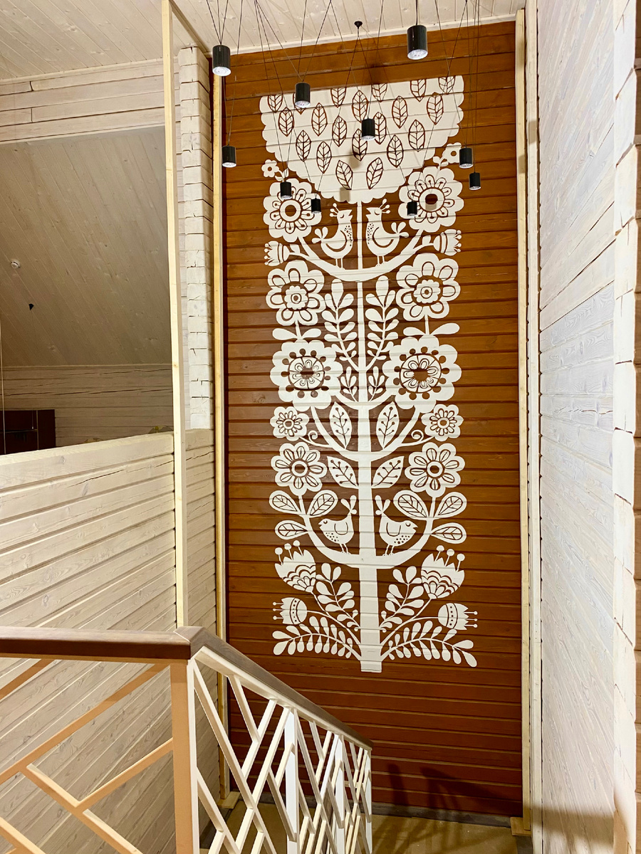 Роспись стен в лестничном пролете по мотивам старинной вышивки