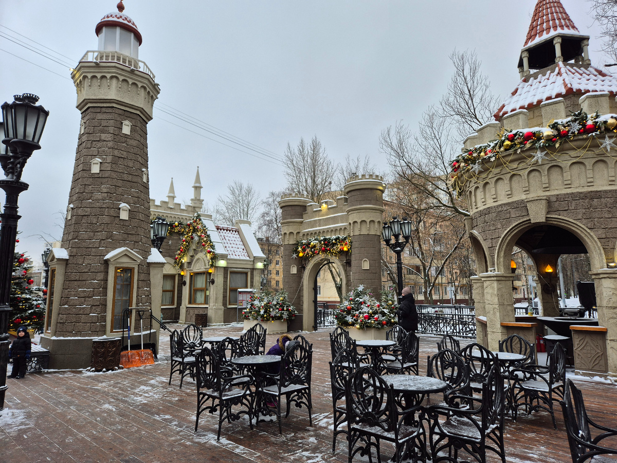 Внутренний дворик с маяком и столиками