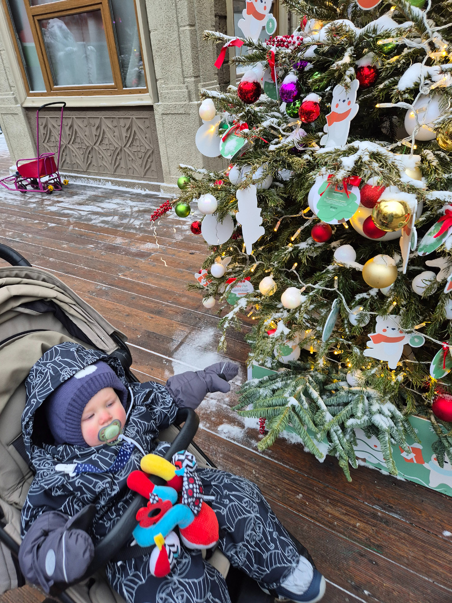 Коля любуется ёлкой