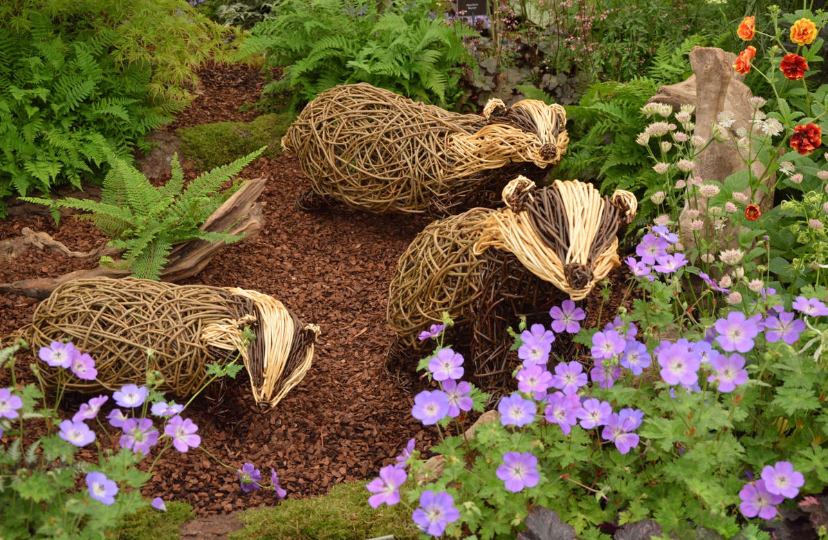 Даже если садовые фигурки вам не нравятся, с этими стоит попробовать