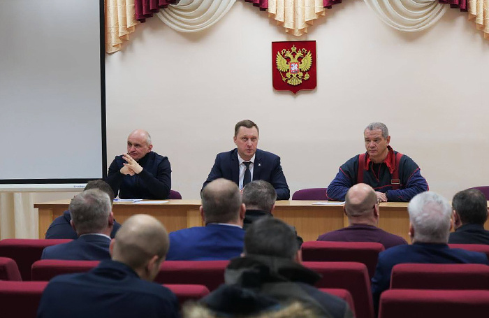    Заседание комиссии по чрезвычайным ситуациям с участием заместителя руководителя МЧС России Ильи Денисова.телеграм-канал губернатора Саратовской области Романа Бусаргина