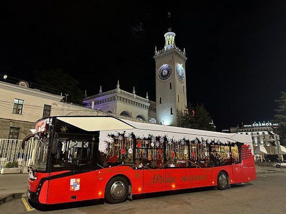    Новогодний "автобус желаний" в Сочи. Фото: мэрия Сочи