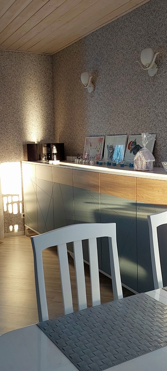 Ещё низкое солнце проскользнуло через кухонное окно в гостиную