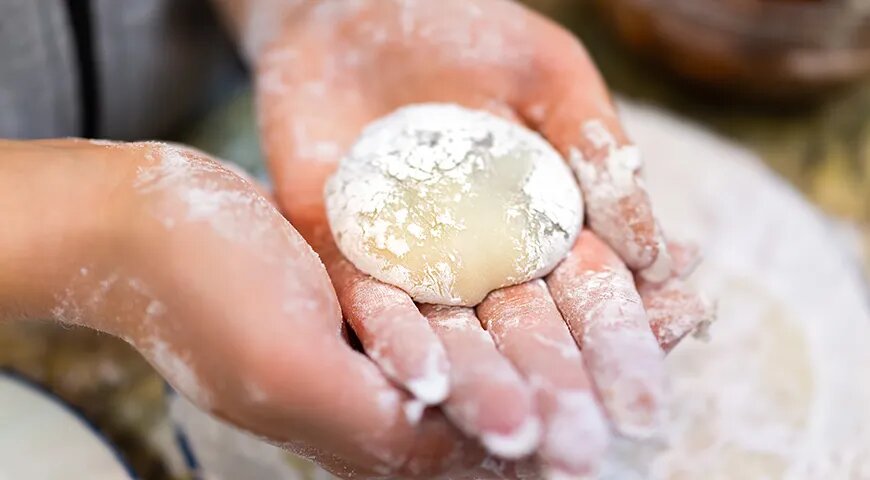   Рисовое тесто довольно простое в приготовлении. Существует несколько популярных способов его готовки. Мы предлагаем вам попробовать самый простой и универсальный рецепт. Главная задача — купить муку из клейкого риса (glutinous rice, он же sweet rice). Из обычной рисовой муки моти не получатся