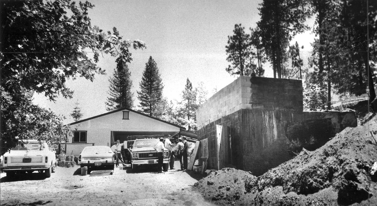 С виду это был обычный охотничий домик, но внутри он хранил ужасы, о которых никто даже не догадывался.