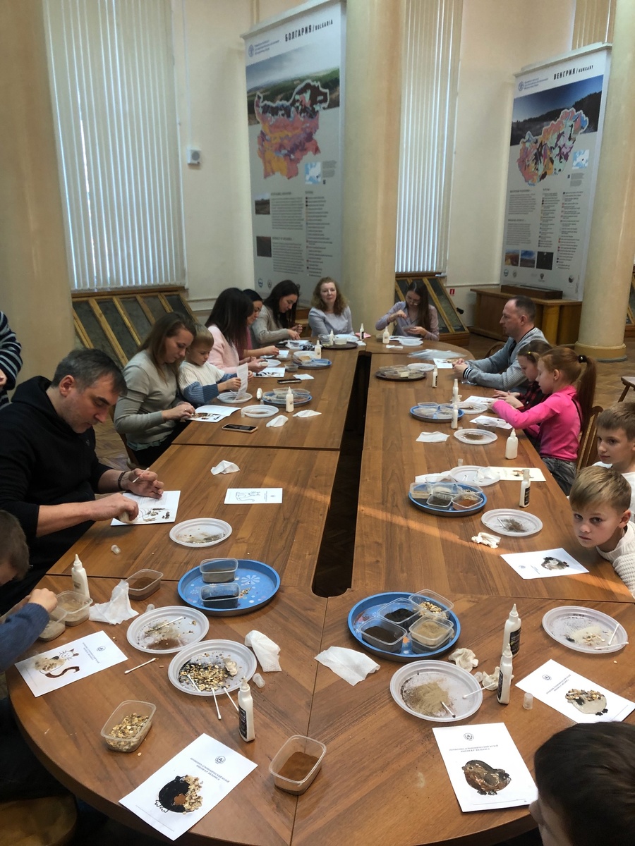 В работе Почвенной мастерской принимают участие и дети, их родители